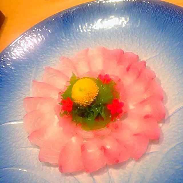 White Fish Usuzukuri ; Florida Mutton Snapper, Fresh Seaweed and Edible Flower..|CHUENCHAIさん