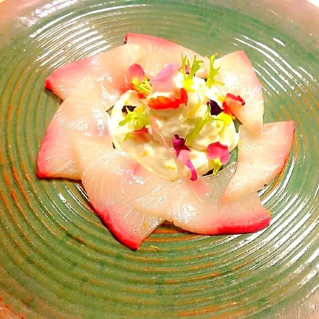 Hamachi With Yuzu Kosho Foam ; Edible Flower and Yuzu Zest.|CHUENCHAIさん