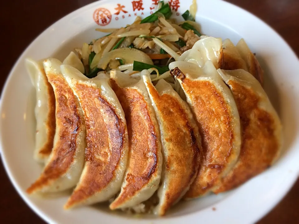 Snapdishの料理写真:期間限定  俺の餃子丼 W|buhizouさん