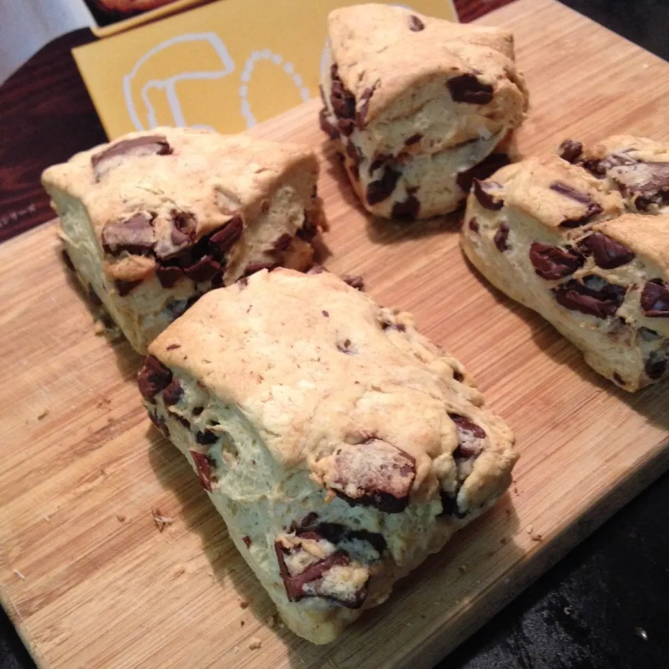 Snapdishの料理写真:chocolate chunk scone|ToMo_88さん