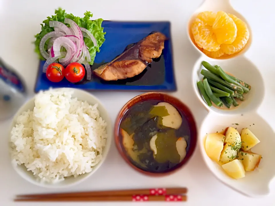 ＊玉ねぎサラダ＊ブリの照り焼き＊おふの味噌汁＊じゃがバター＊インゲンのごまドレ和え＊甘夏の砂糖漬け|あゆかさん