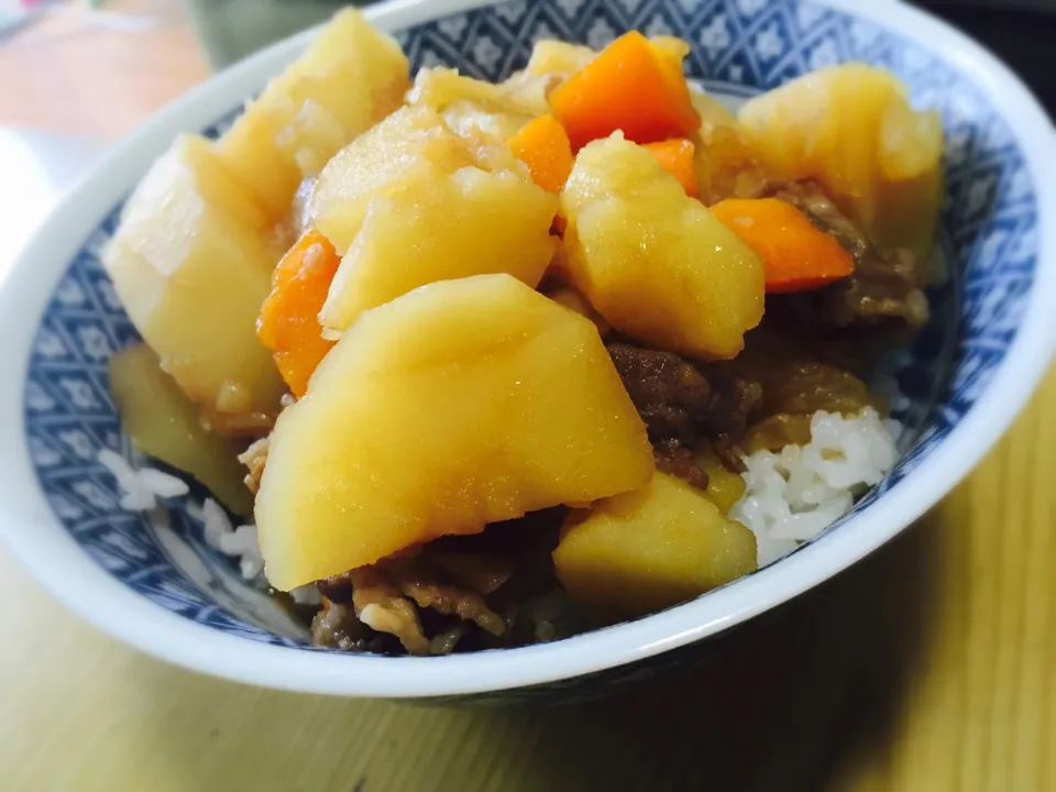 旦那の昼ごはんは簡単にブタ肉じゃが丼ぶり！💓|ゆーさん