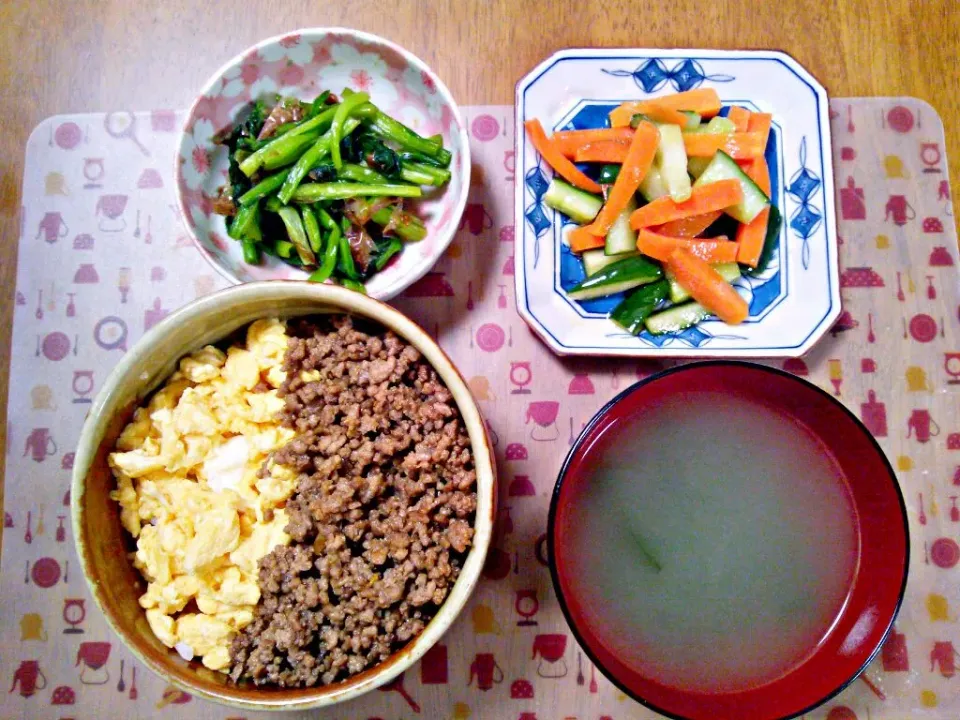 Snapdishの料理写真:６月１日 そぼろ丼 小松菜のおひたし 浅漬け お味噌汁|いもこ。さん