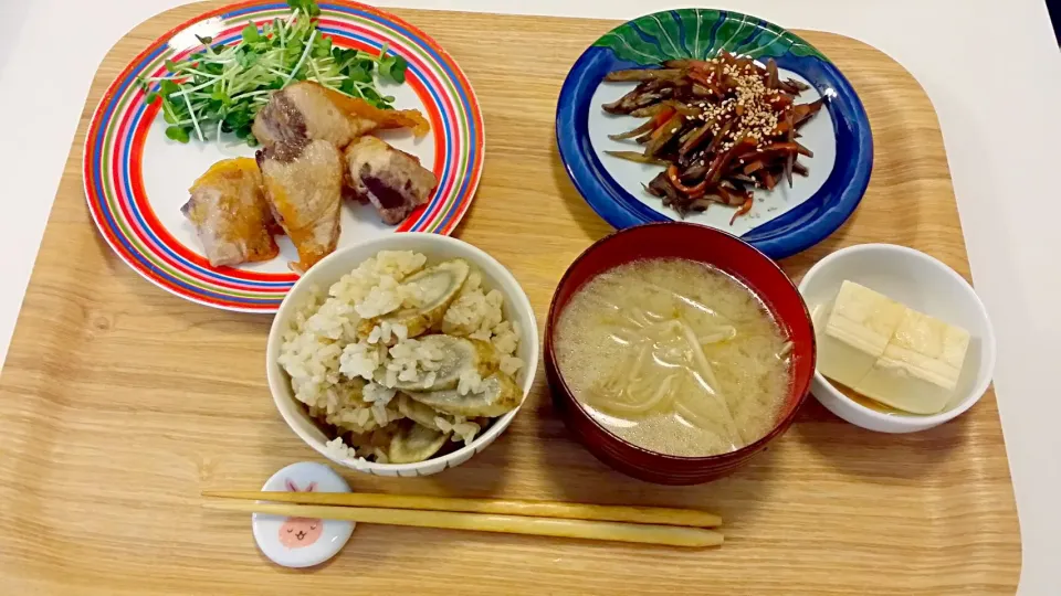 今日の夕食 鰹の唐揚げ、舞茸入りきんぴら、冷奴、ごぼうの炊き込みご飯、もやしの味噌汁|pinknari🐰🌈さん