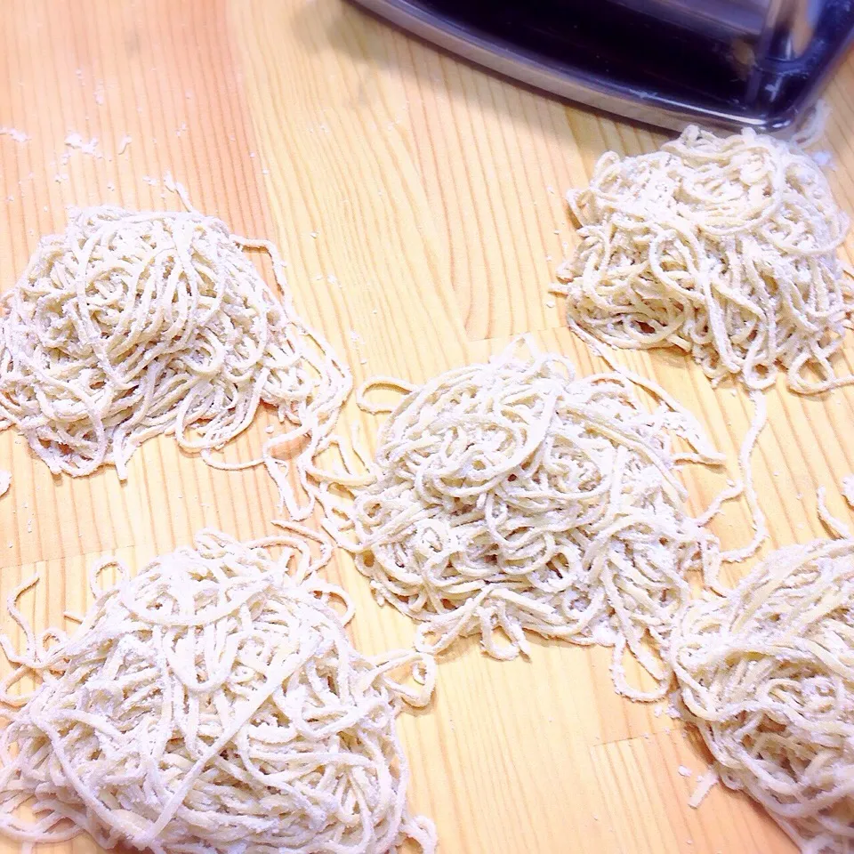 パスタマシンで手打ちラーメン♪|りぉりぉ꒰•‧̫•ू꒱さん