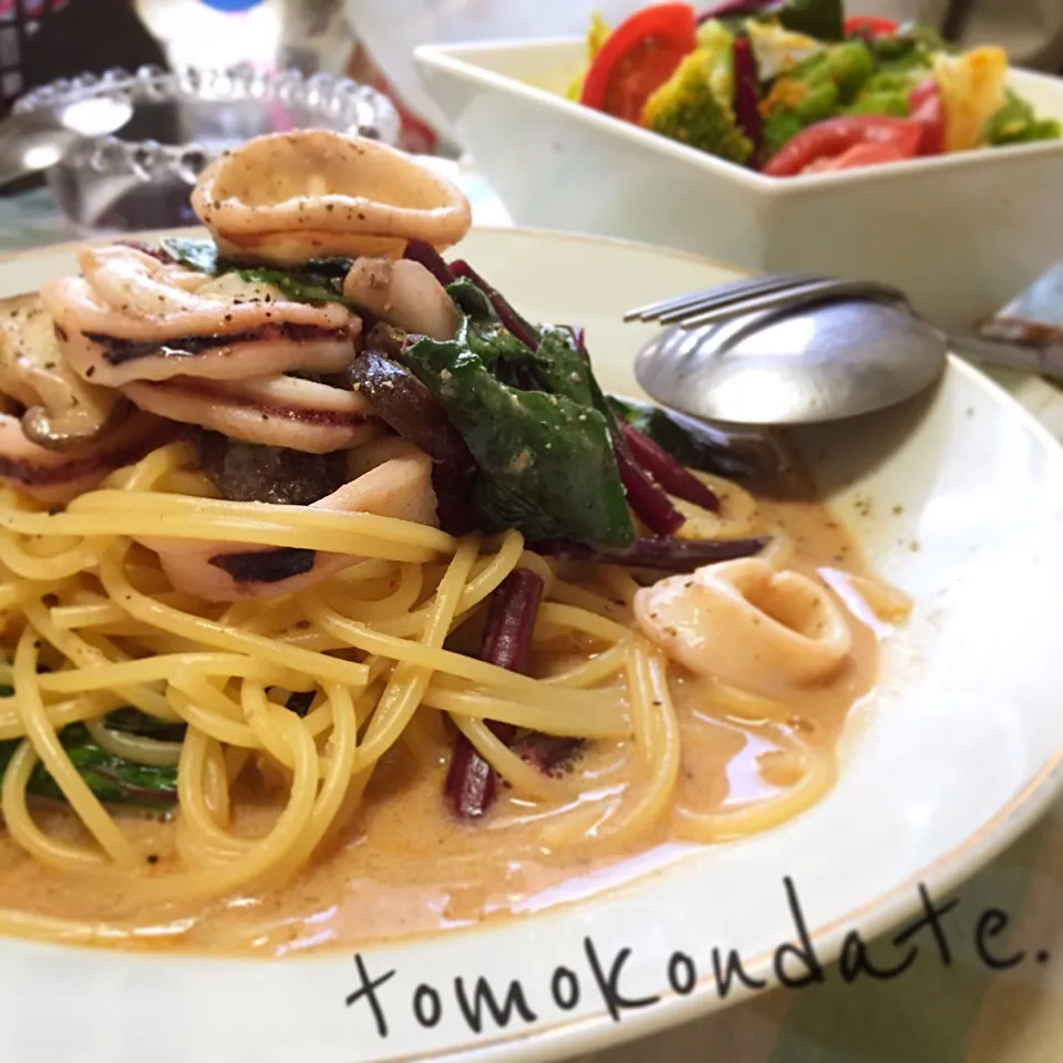 Snapdishの料理写真:エビの殻エキスたっぷりイカとサラダほうれん草の豆乳パスタ🍴♡|🇯🇵ともこちゃん。さん