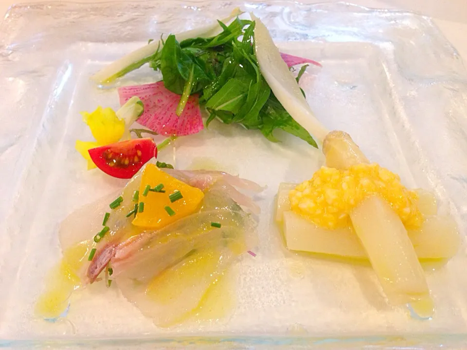 桜鯛のマリネ オレンジの香るヴィネグレットソース 旬のホワイトアスパラガスのミモザサラダ🇮🇹Marinated spring bream with orange dressing White asparagus mimosa salad|ゆうじ.さん