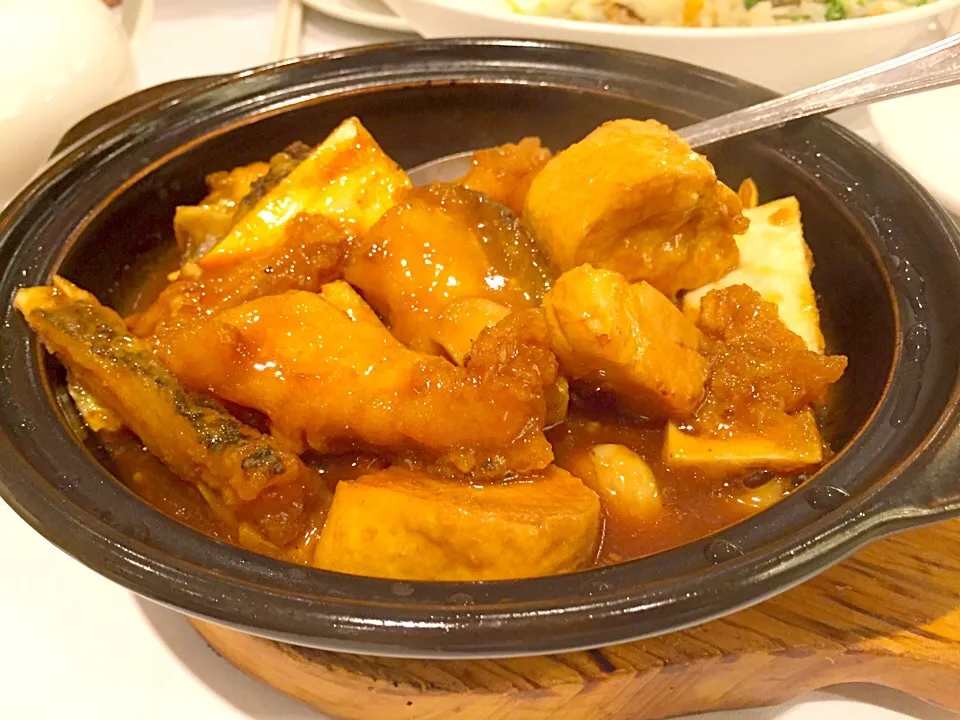 Braised garoupa's head & belly with deep fried garlic in casserole|Sky Blueさん