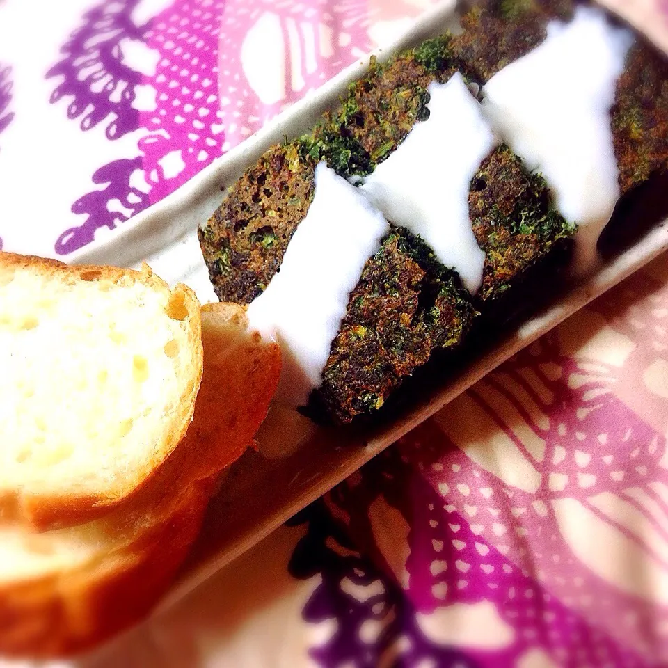 Snapdishの料理写真:Persian Herbal Omelette "Kookoo"  with bread & Greek yoghurt 「كوكو سبزى」 「くく.サブジ」|H3L1DAさん