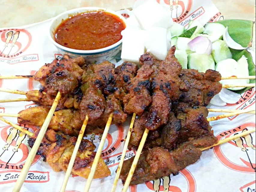 malay satay
マレーシアの焼き鳥／サテ−
チキン、ビーフとラム。甘辛いピーナツソースをつけて。|korinoさん