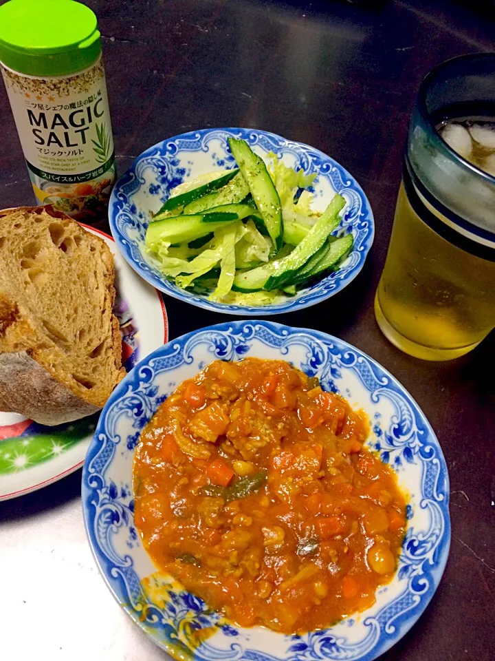 Snapdishの料理写真:ひき肉野菜いっぱいトマトカレー🍅ドイツ風パンにつけて(^O^)|めぐりんさん