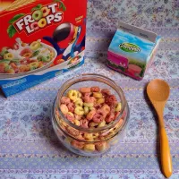 Snapdishの料理写真:Strawberry Milk & Froot Loops|Er Li Liyaさん