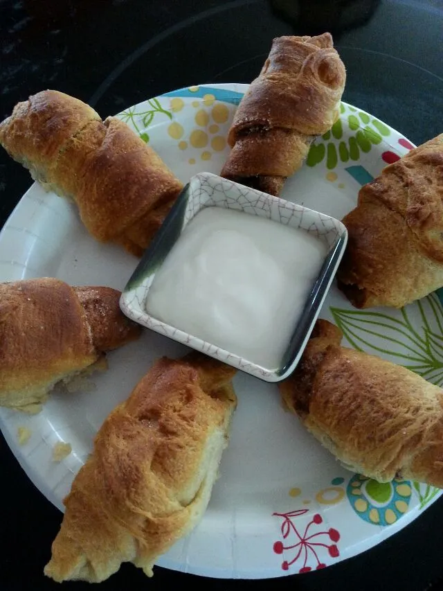 cinnamon sugar croissants with sweet dip.|Polly Gelfusoさん