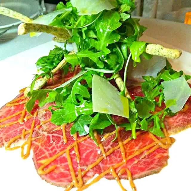 Wagyu Beef Carpaccio with Moro miso aioli, parmegiano-reggiano, arugula, and seaweed grissini|CHUENCHAIさん