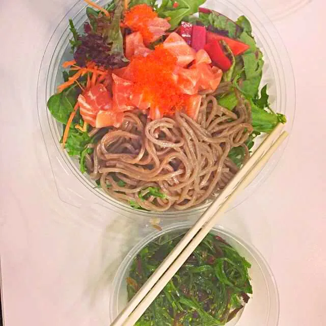 Lunch time, Salmon sashimi salad and seaweed salad|CHUENCHAIさん