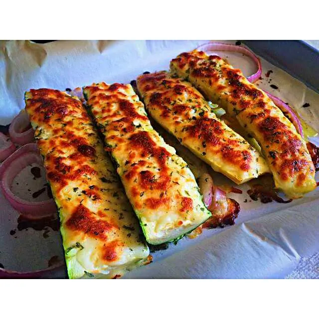 Baked green and yellow summer squash with garlic, mozzarella, white truffle oil garnished with dried parsley.#summer #squash#whitetruffle #light #brunch#health |CHUENCHAIさん