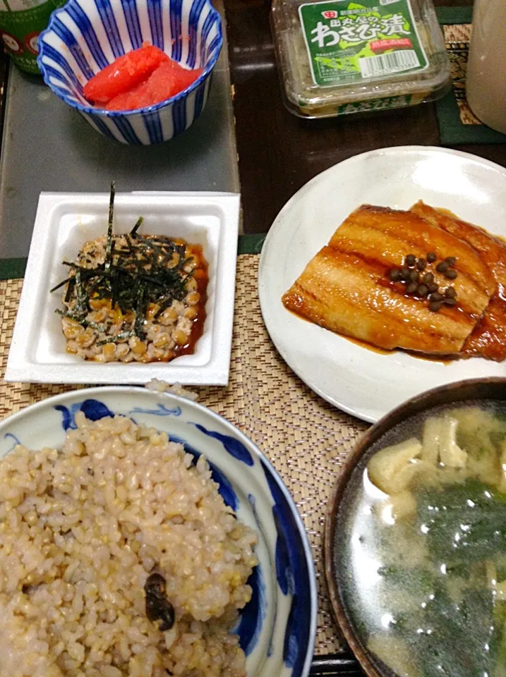 Snapdishの料理写真:さんまの蒲焼＆納豆＆ほうれん草の味噌汁|まぐろさん