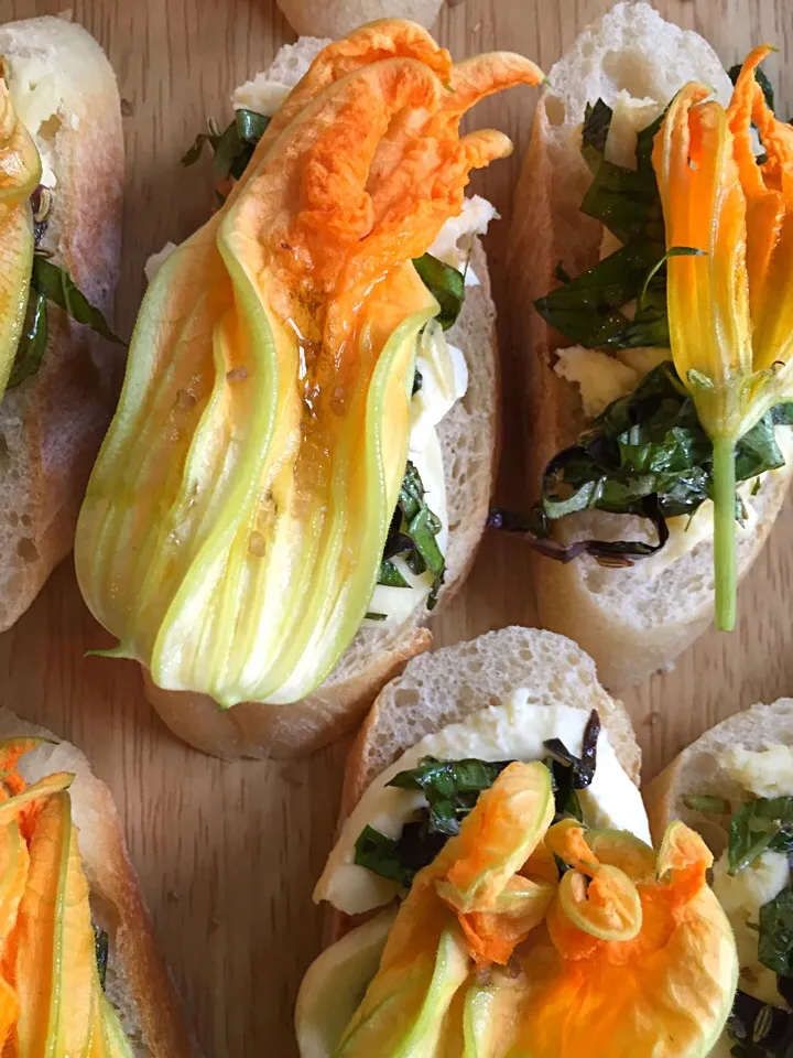 zucchini blossom crostini|Matthew Cashenさん