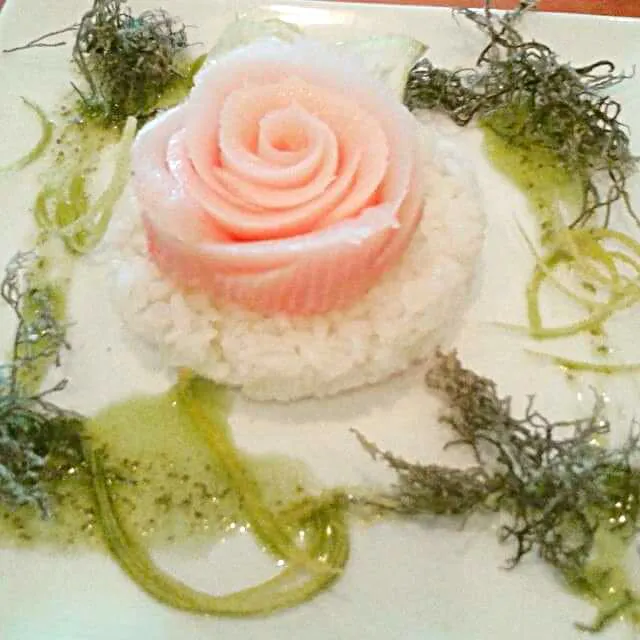 sushi rose #sexysushi#hamachi #sushi #cheflife#ladychef #ladysushichef#poipudolphin #foodie#rawfish #rawfood|CHUENCHAIさん