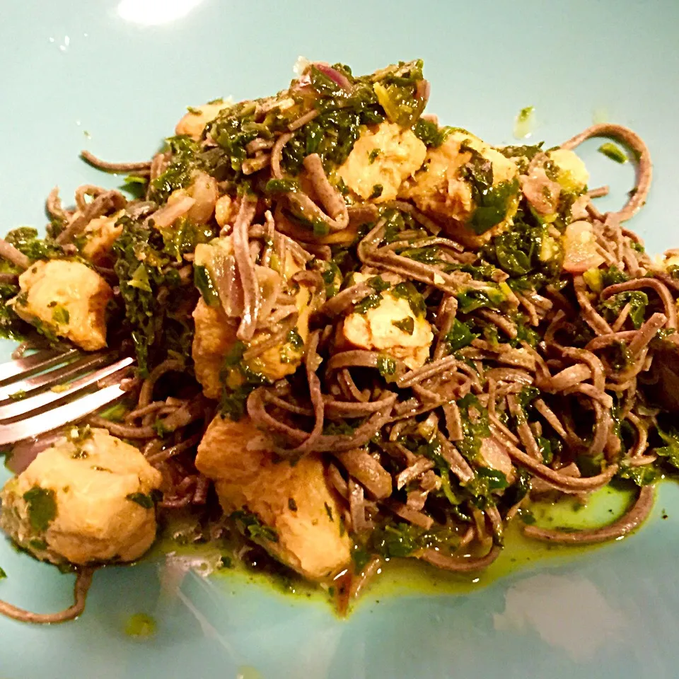 Vegan curry spinach with veggie pieces and black bean pasta.|Rebecca Havrefrasさん