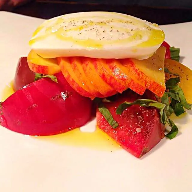 Heirloom tomato salad with local peaches and mozzarella di bufula drizzled in olive oil#dinner #summer #fresh#tomatoes #foo #foodie#foodporn #theartofplating#it|CHUENCHAIさん