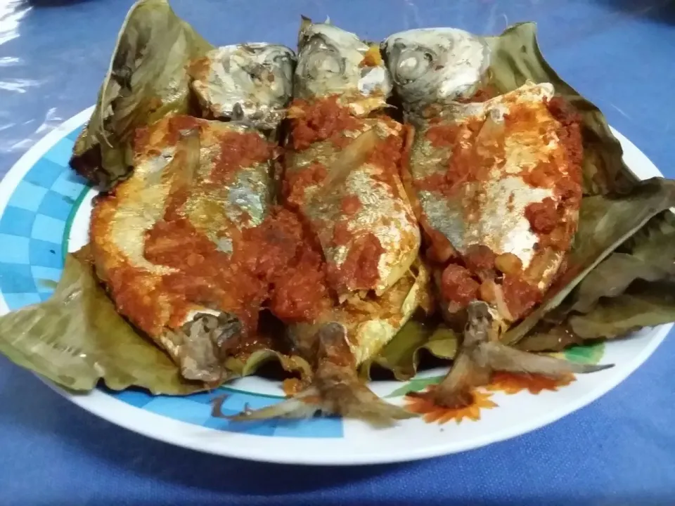 Grilled Chilli Paste Coated Fish on Banana Leaf|FooDin'sさん