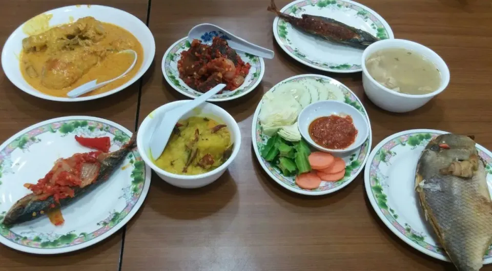 Lunch Set - Ayam Gulai, Dendeng Belado, Ikan Sumbat, Kincam Soup, Grilled Ayam2 Fish, Ulam & Sambal Belacan, Dhal Telur, Ikan Belado|FooDin'sさん