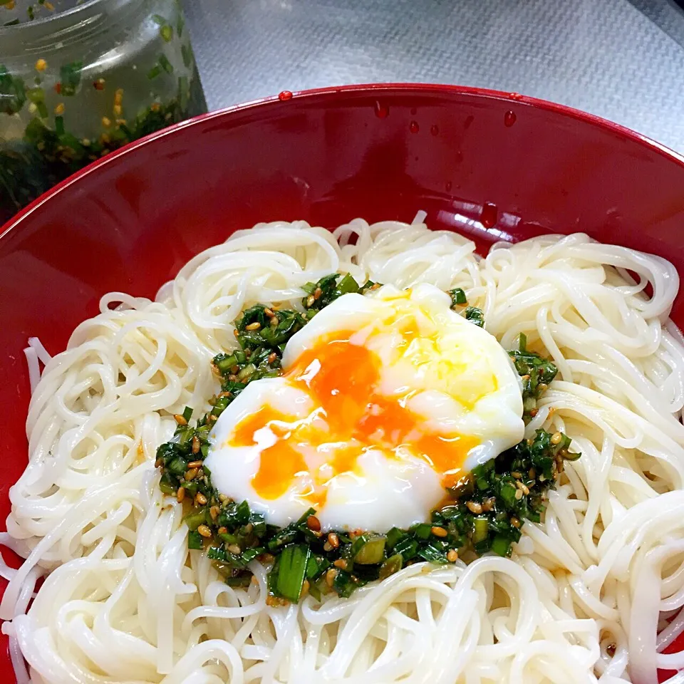 ぶっかけ素麺、ニラだれ、温玉のせ。|Yuuki🍷🍶🍻さん