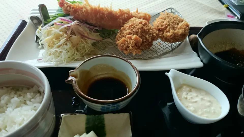 山の中なのにでっかい海老の入ったミックスフライ定食！
意外と美味い❗|SATOSHI OOCHIさん