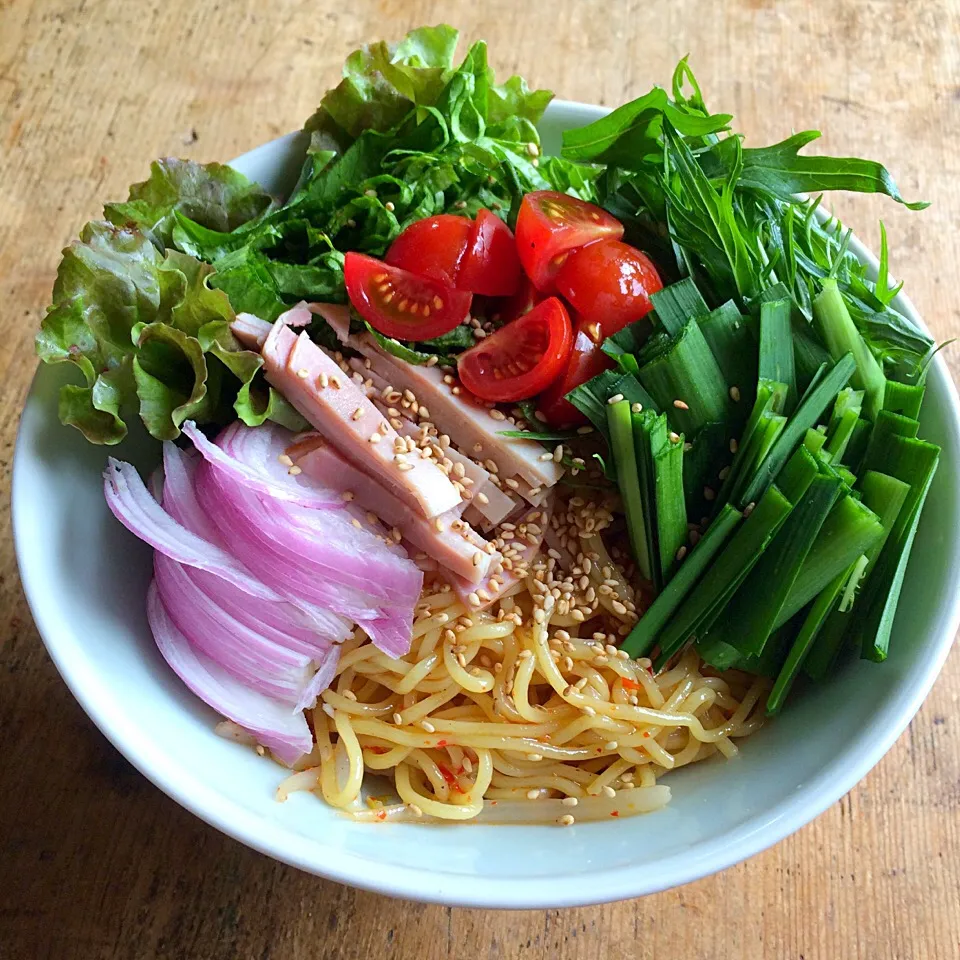 Snapdishの料理写真:ピリ辛和え麺のサラダ添え‼︎|Yoshinobu Nakagawaさん