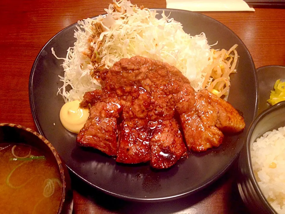 トンテキ定食1000円也|秋山知隆さん