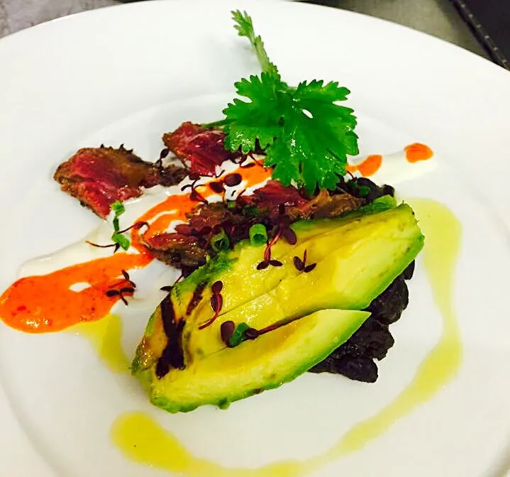 Flank steak, black beans, grilled avocado, Peri peri sauce and sour cream|Michael Kohlさん