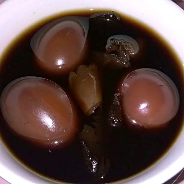 Snapdishの料理写真:Mama's Tea Eggs (sweet recipe) 
Dried longans + Quail eggs + Dried tea leaves
#driedlogans #teaeggs#sweetchinese #quaileggs 🍧☕🍴 🍬😚|CHUENCHAIさん