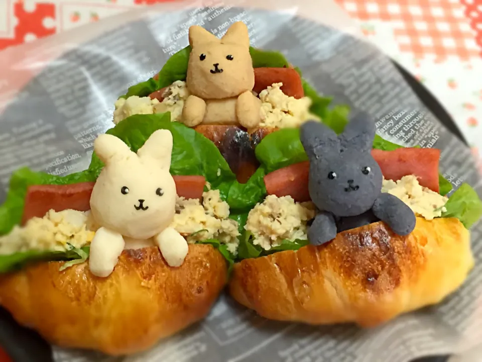 Snapdishの料理写真:うさぎちゃんのバターロールサンド|kurokomamaさん