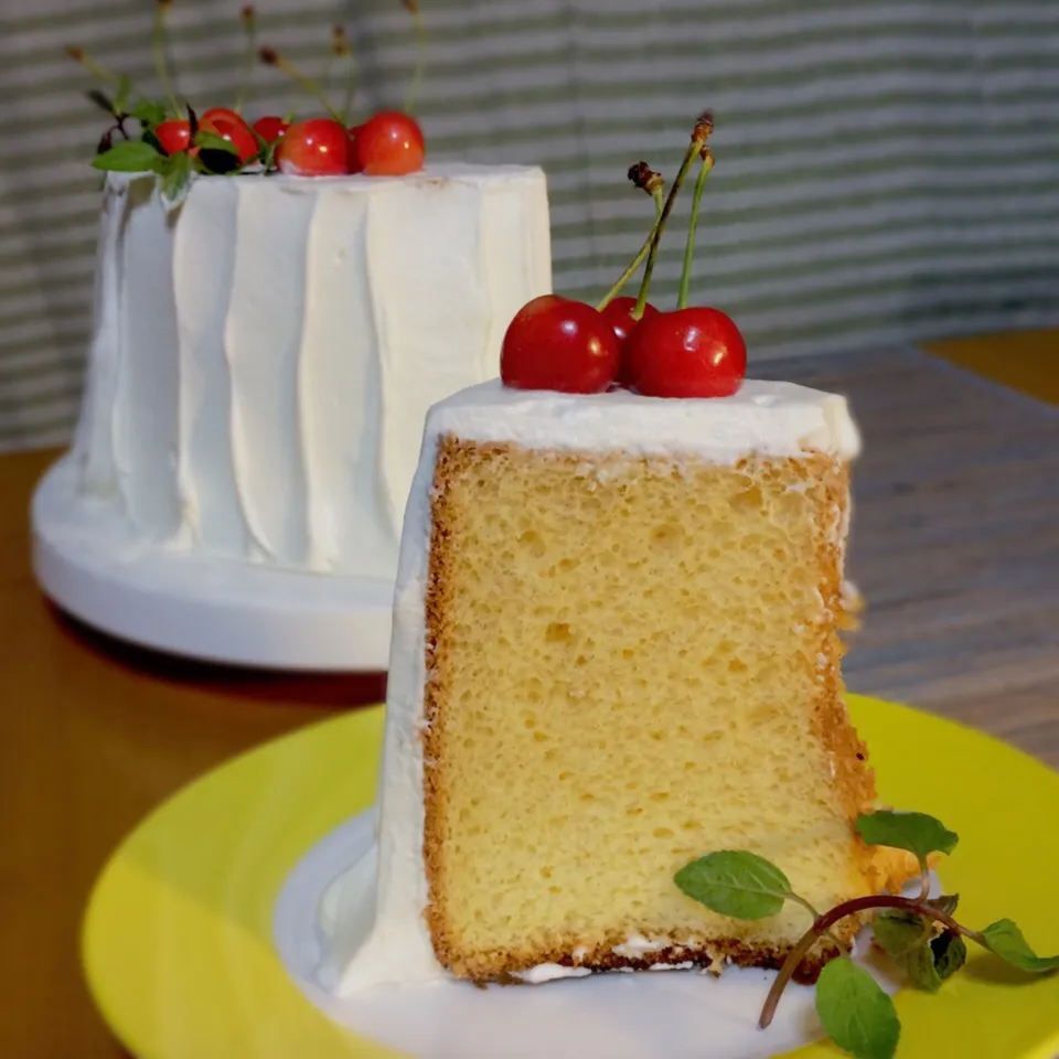 Snapdishの料理写真:誕生日のシフォンケーキ🍒🌿 カット|ぷっくりんこ💙さん