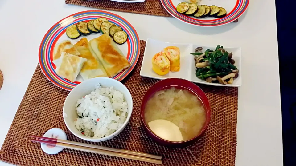 今日の夕食 鱚とズッキーニの春巻き、にらとしめじの中華風和え物、桜えび入り卵焼き、わかめご飯、じゃがいもとベーコンの味噌汁|pinknari🐰🌈さん