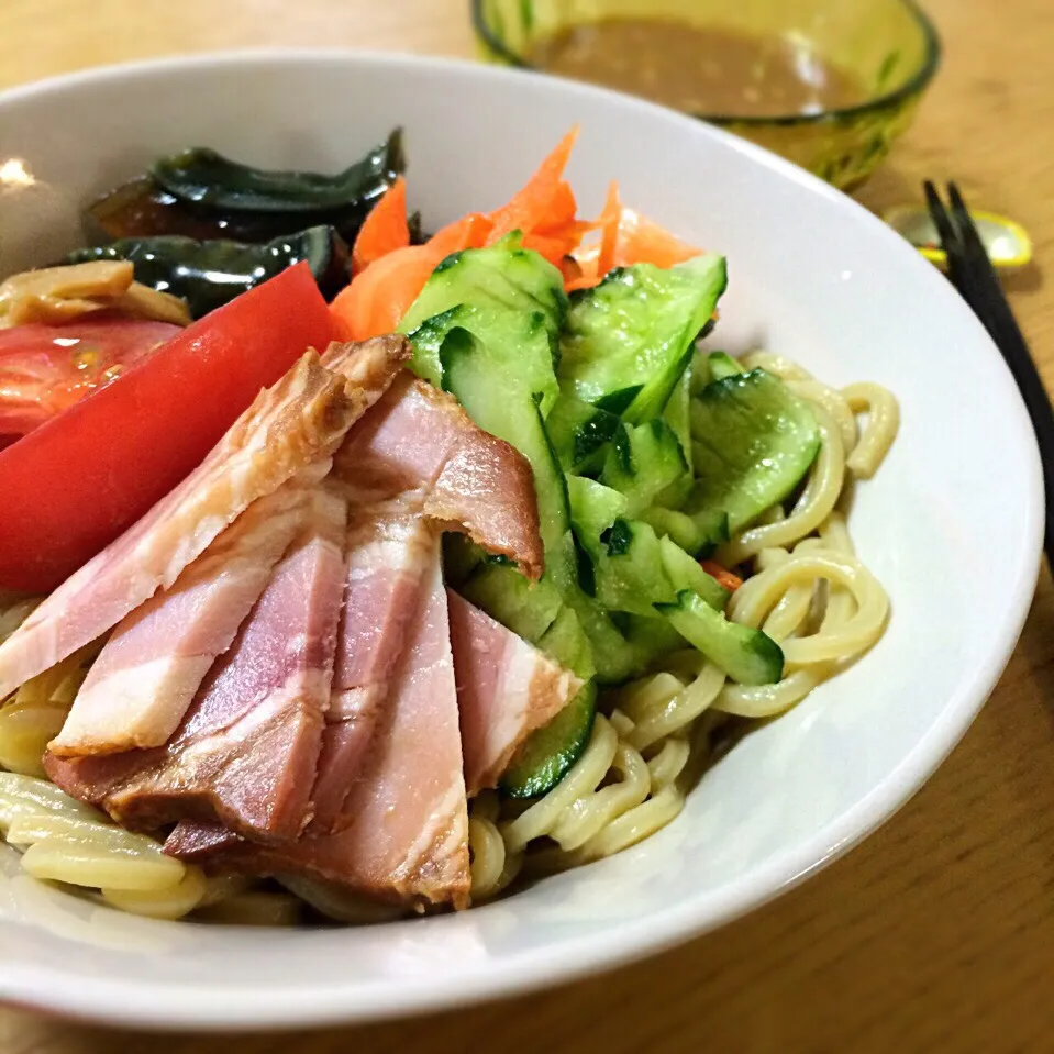 Yoshinobu Nakagawaさんの研究室カフェ♬より〜 お野菜と納豆の冷やしつけ麺|angiee♡さん