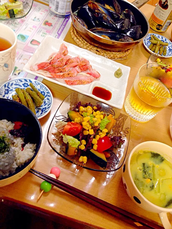 ムール貝ワイン蒸し、金目鯛炙り、生しらす丼、いんげん辛子和え、サラダ、カレー豆乳スープ|かわちさん