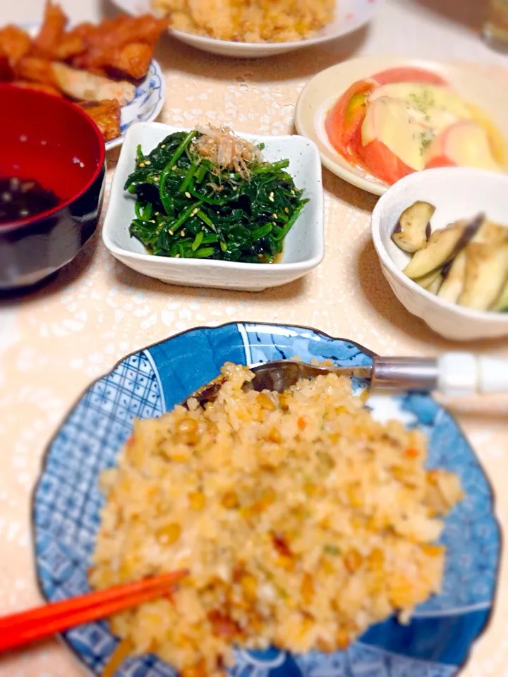 うちの晩御飯〜ほうれん草のおひたし、なすときゅうりの浅漬け、唐揚げ、トマトチーズ、納豆ビビンバチャーハン、ワカメスープ|あやにん食堂さん