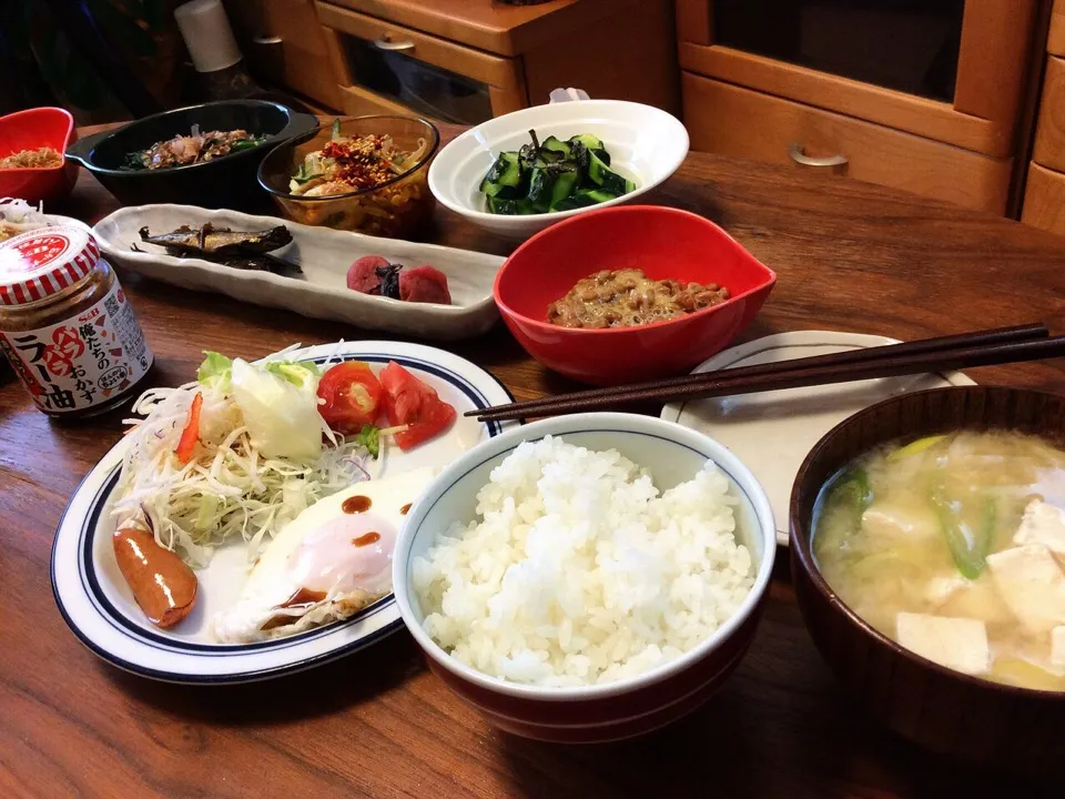 目玉焼き、納豆、きゅうりの塩昆布浅漬け、ちくわの和えもの、小松菜のおひたし、豆腐とネギのお味噌汁 2015.6.7|キラ姫さん