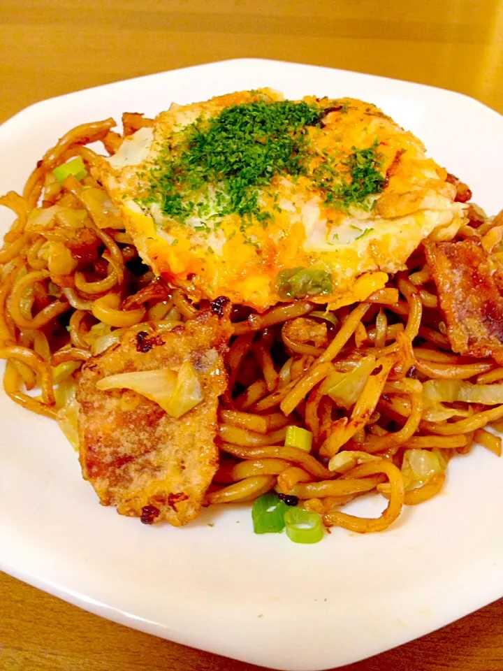 焼きそば潰し目玉焼きのせ💕カープソース＆イカの姿フライもね👍|まいりさん