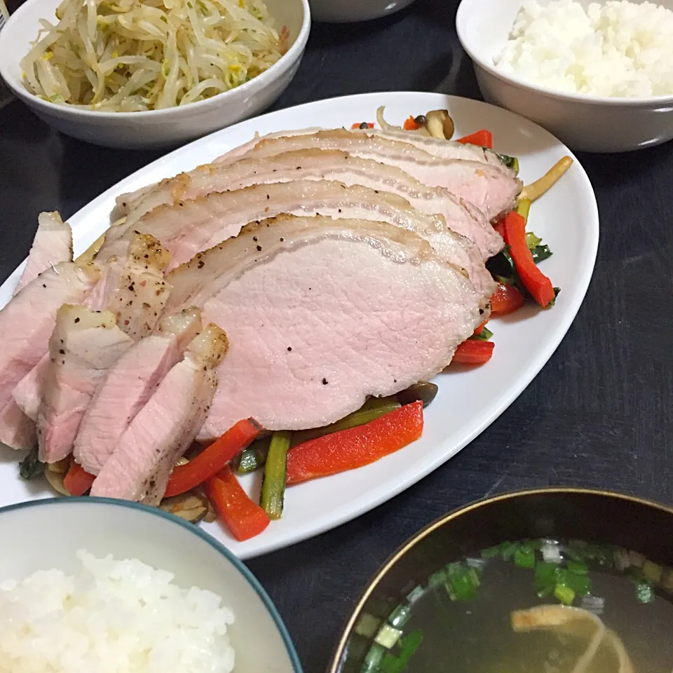 今日の晩ご飯は、低温ローストポーク、パプリカとしめじと小松菜のマリネソテー、もやしのねぎ生姜おひたし、味噌汁。|ゆえさん