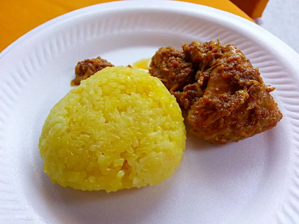 Nasi Kuning / ナシ・クニン
マレー料理。
お祝いの時に食べる、黄色いもち米。
一口大にちぎって、ピリ辛チキンと一緒にいただきました。|korinoさん