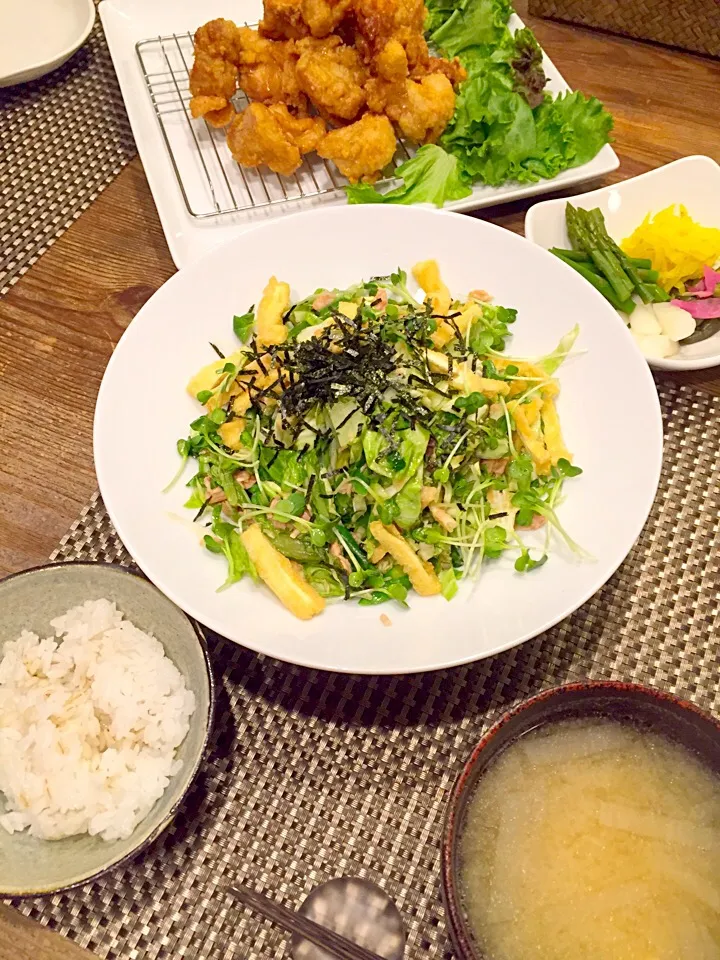 久々から揚げに合わせて、久々にご飯とお味噌汁の晩ごはん😁🍚🍗|まみりんごさん