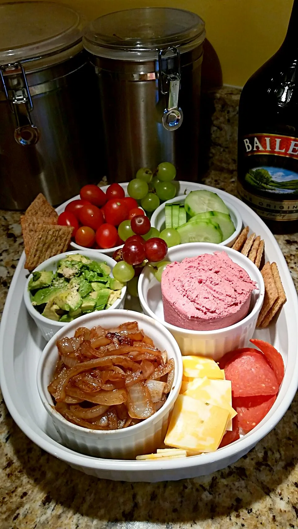 Saturday afternoon snack!  Enjoy some fruit, veggies, crackers and carmalized Vidalia onions with my family.|Jihollandさん