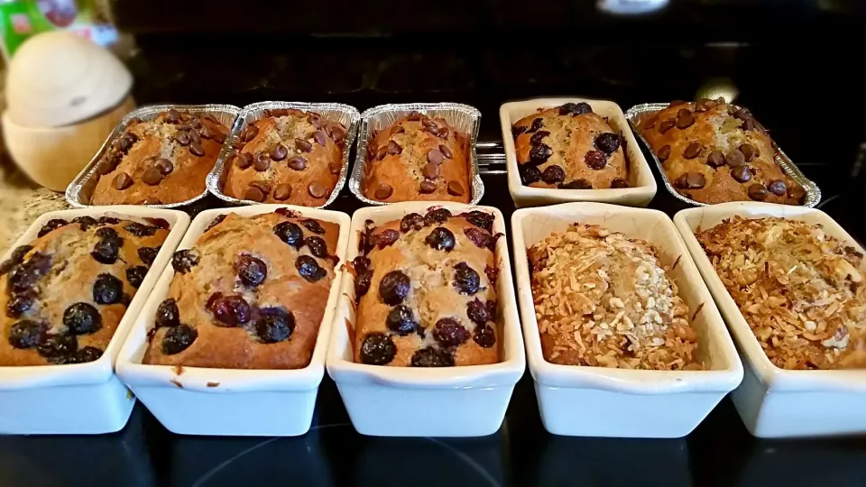 Three kinds of Banana bread = fresh blueberries, chocolate chips and walnut with coconut.  I hope my friends and neighbors can find one they like.|Jihollandさん