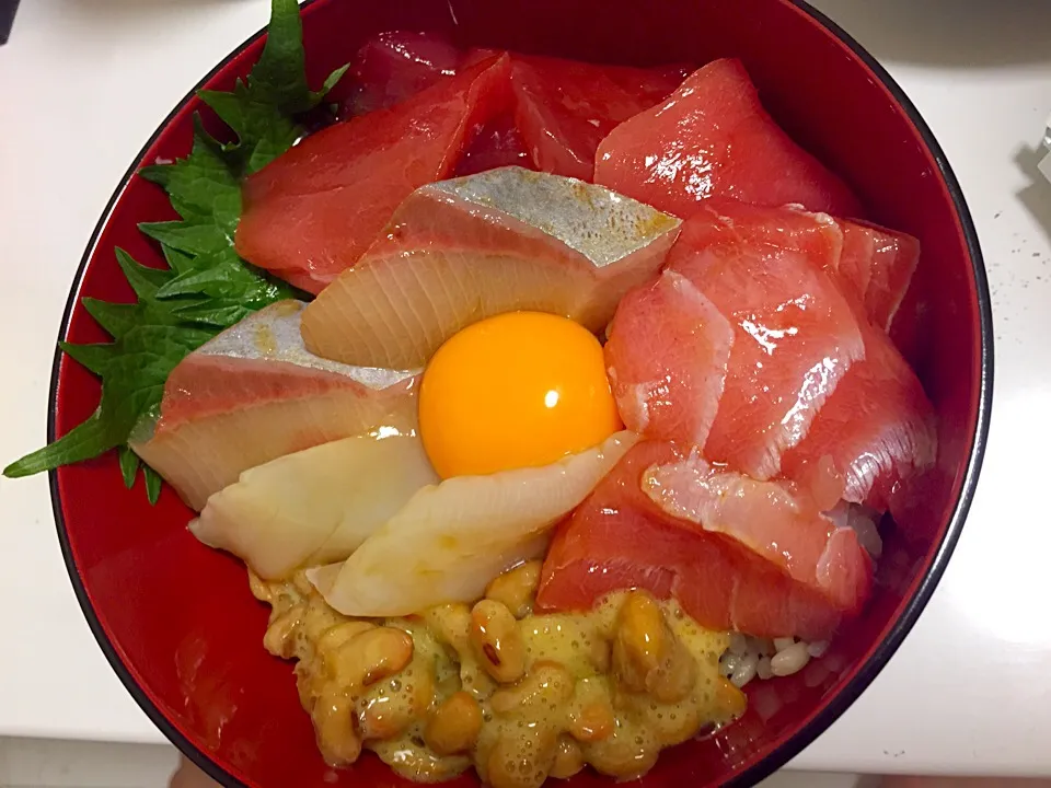 Snapdishの料理写真:買ってきたお刺身で、海鮮丼♡|ぽちさん