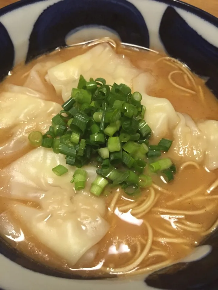 熊本ラーメンにワンタン入れてみた|MORiさん