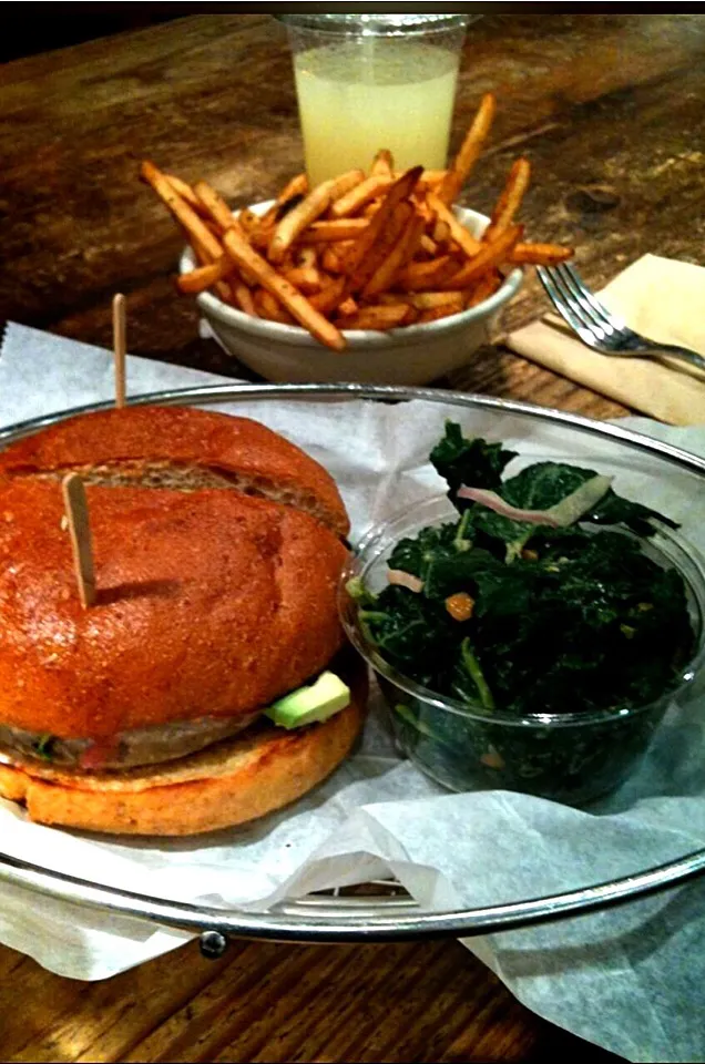 Vegan mushroom quinoa burger|erisさん