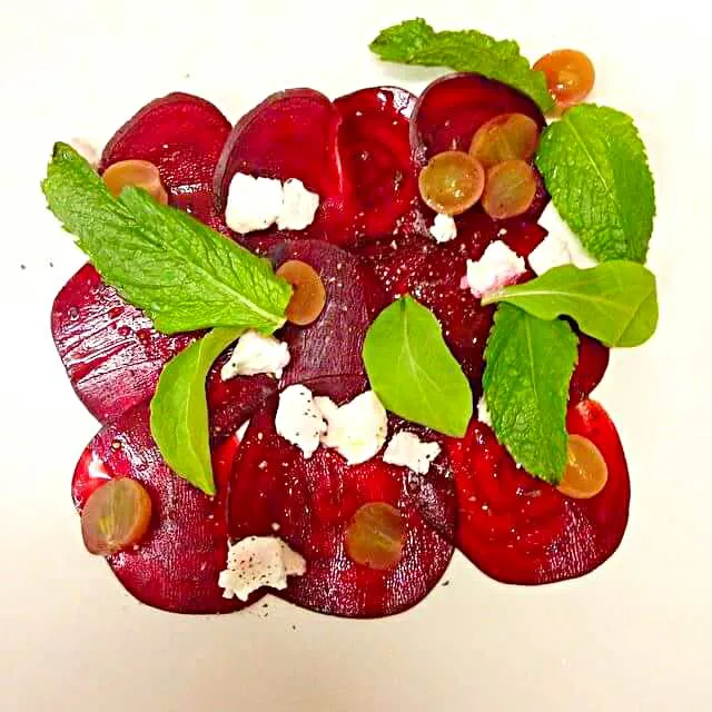 Beetroot carpaccio ❤ pickled grapes, goats cheese, baby rocket and mint leaves.|CHUENCHAIさん